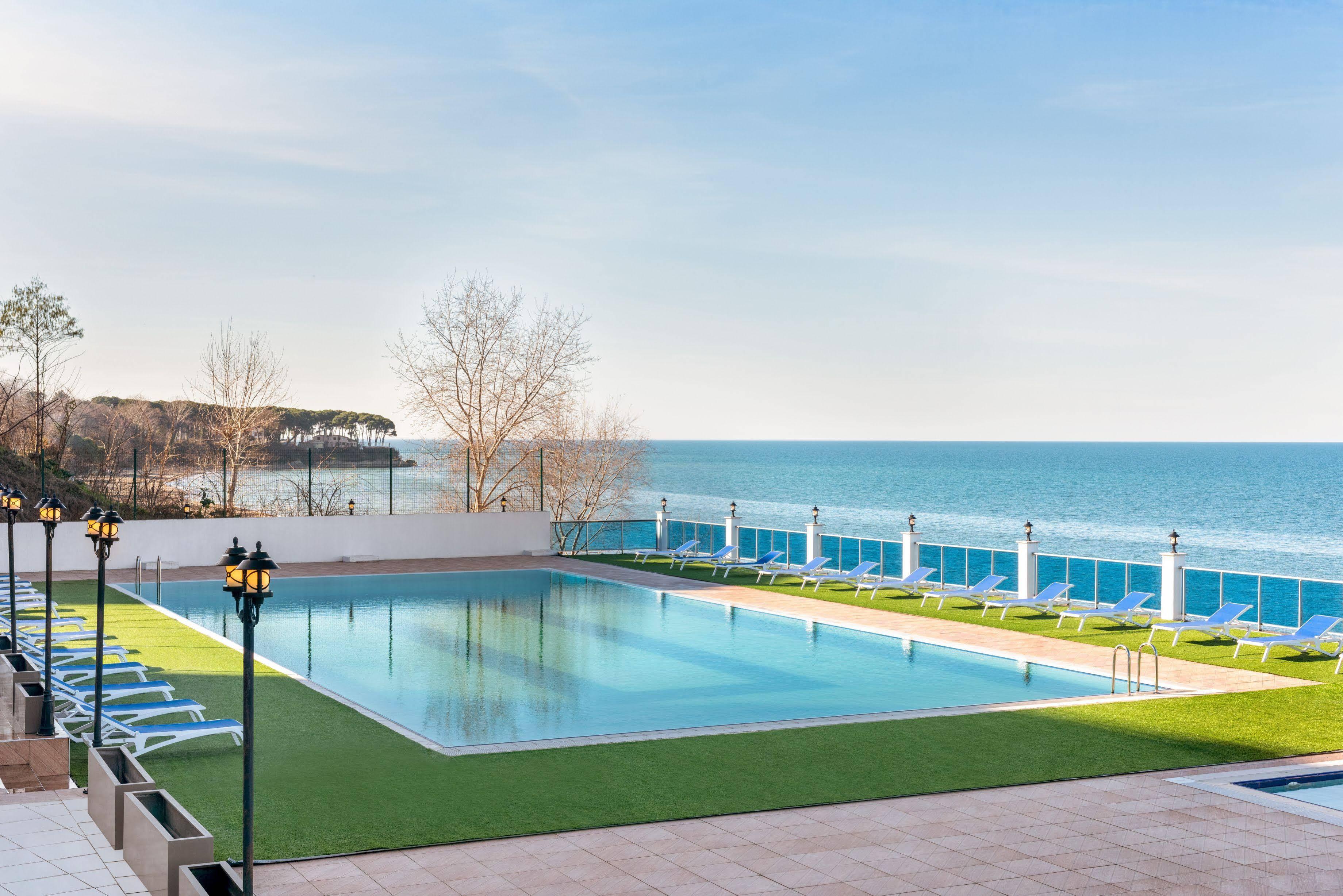 Ramada Resort By Wyndham Unye מראה חיצוני תמונה