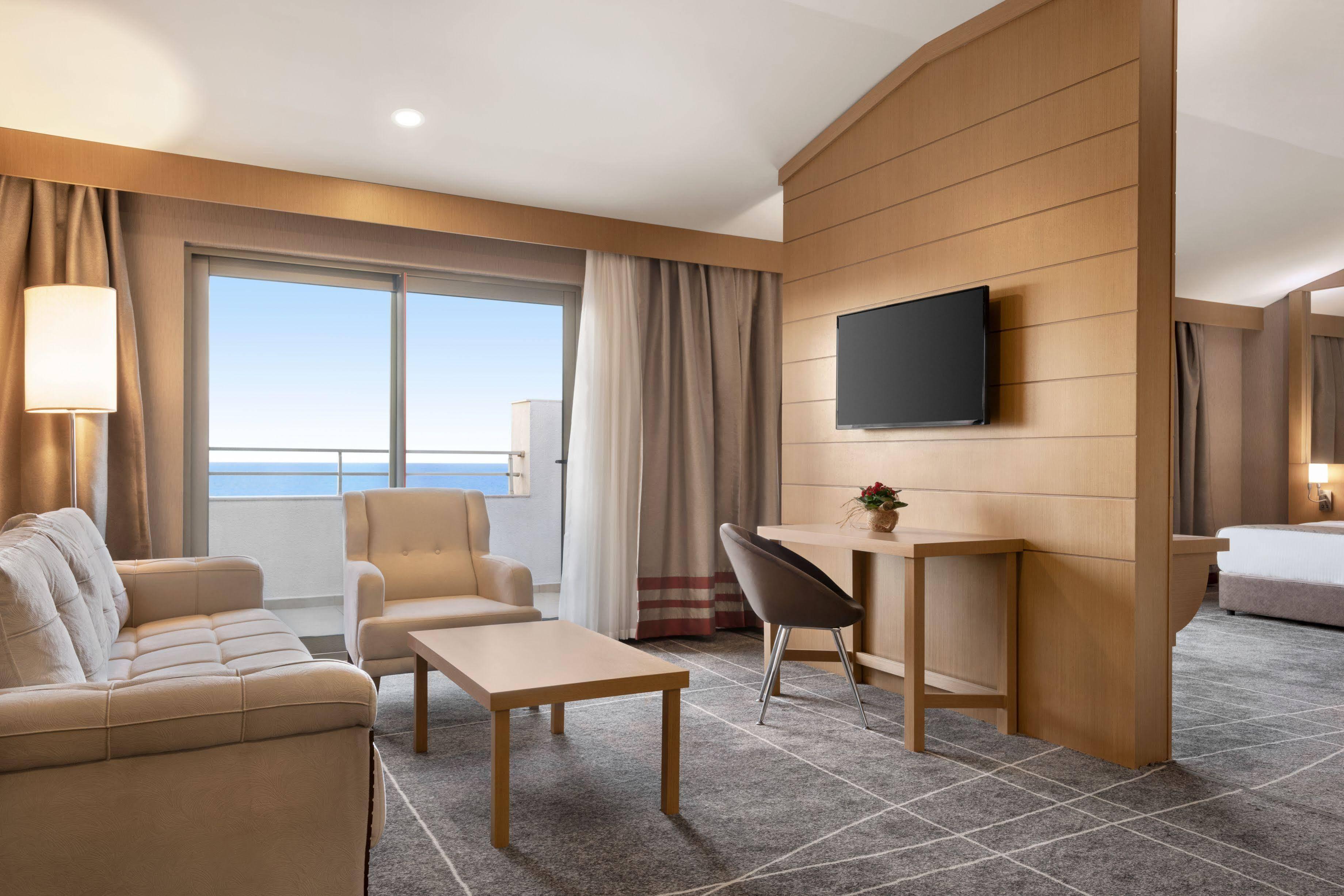 Ramada Resort By Wyndham Unye מראה חיצוני תמונה
